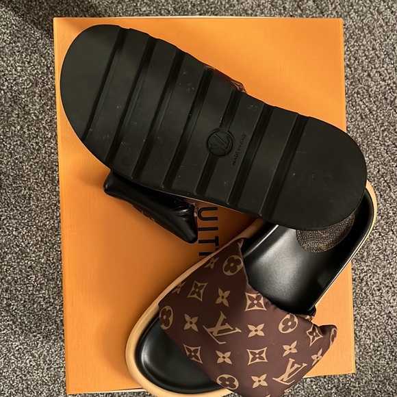 LV pillow pool slide - Picture 2 of 2